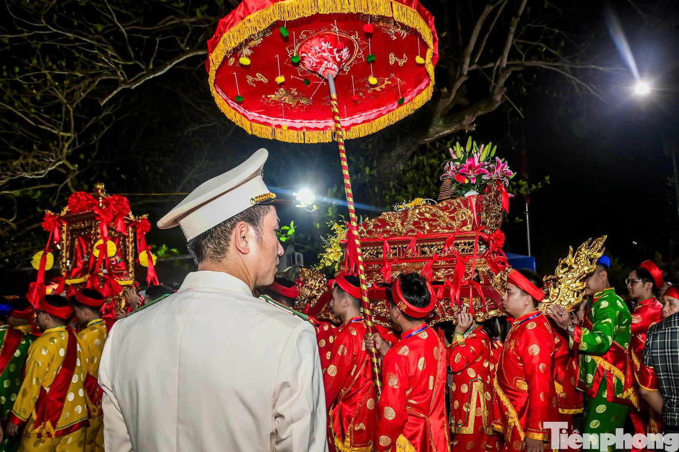 Người dân ùn ùn kéo vào đền Trần lúc nửa đêm- Ảnh 7.