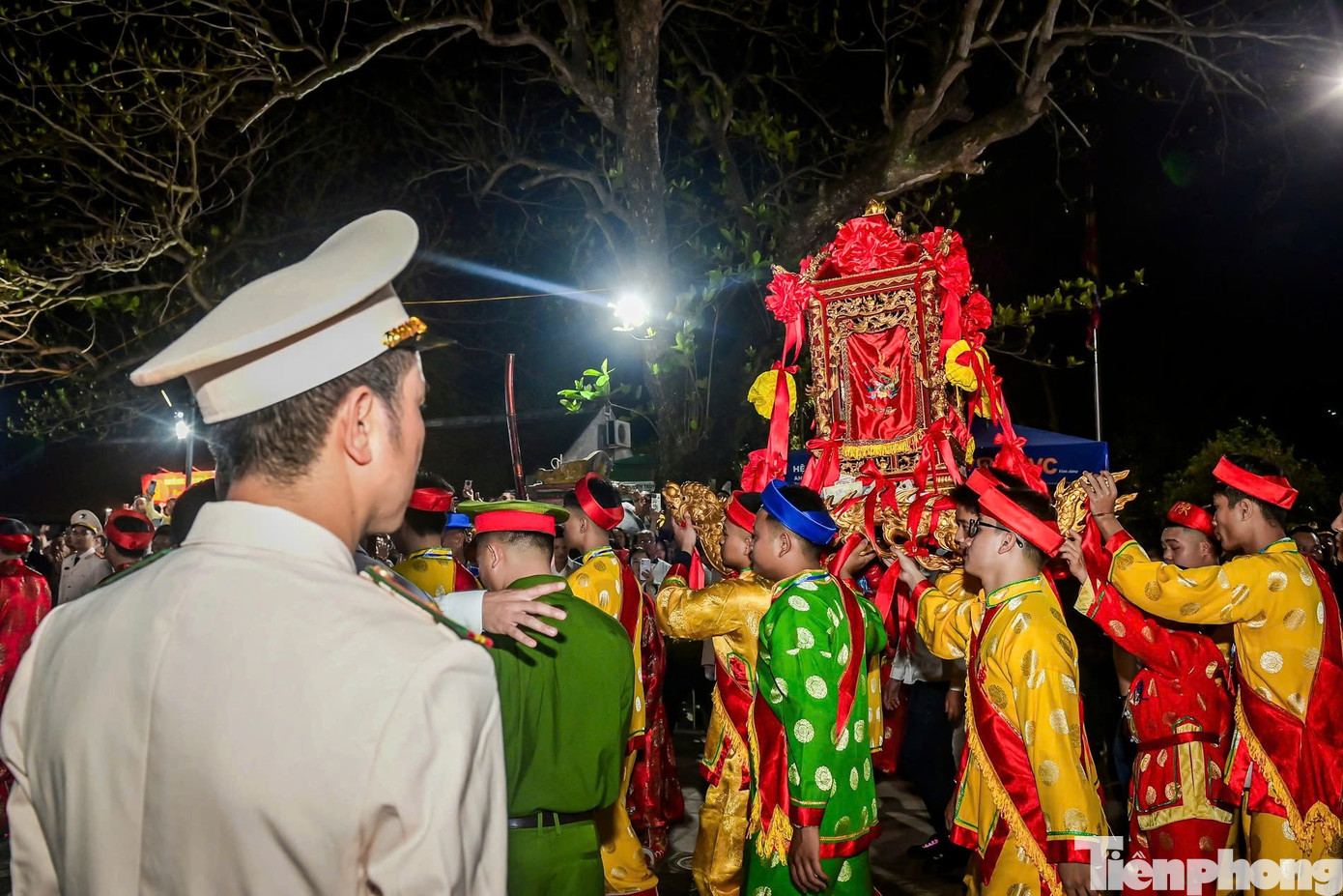 Người dân ùn ùn kéo vào đền Trần lúc nửa đêm- Ảnh 8.