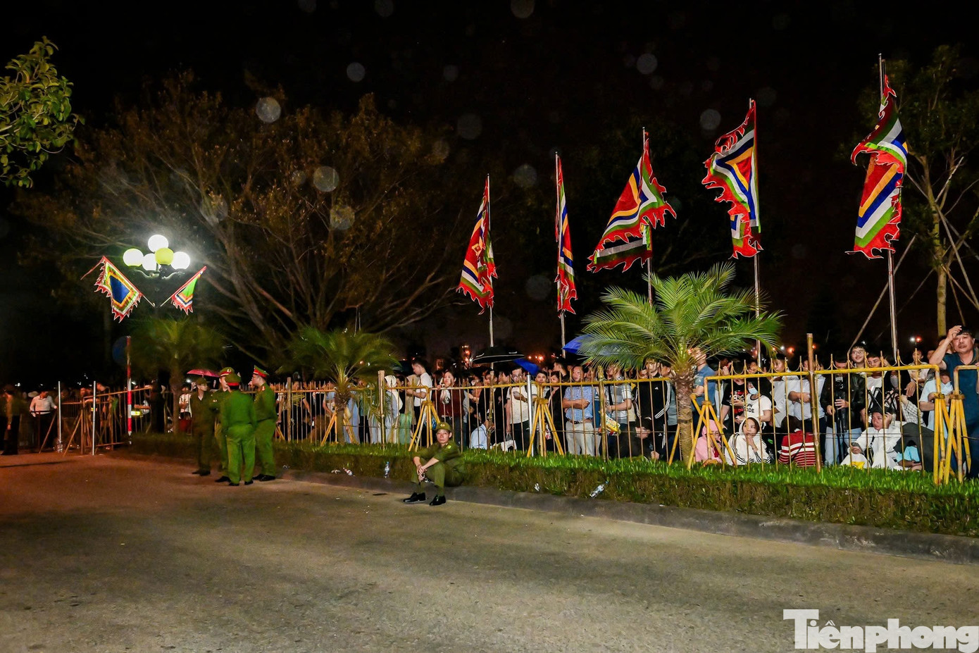 Người dân ùn ùn kéo vào đền Trần lúc nửa đêm- Ảnh 10.