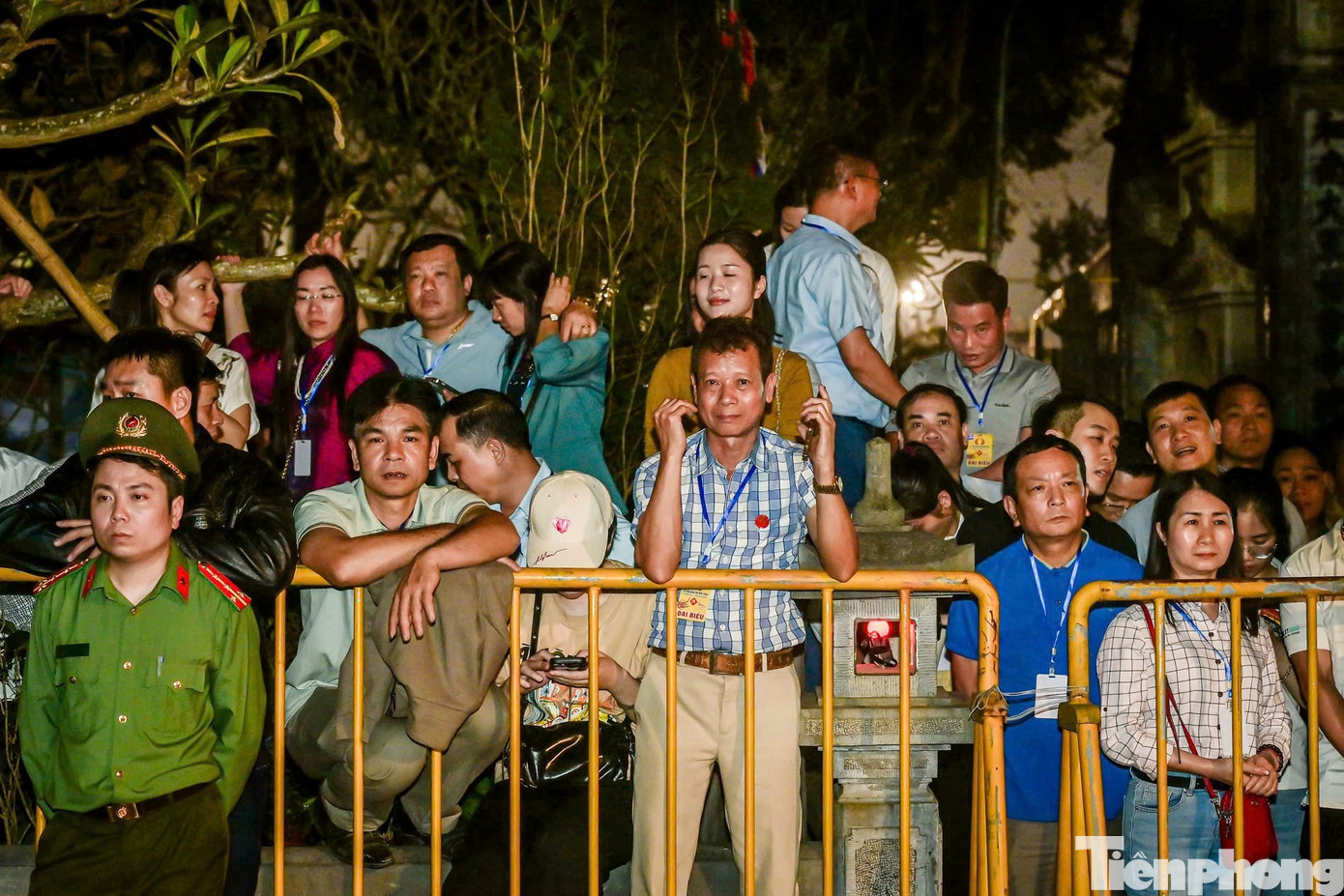 Người dân ùn ùn kéo vào đền Trần lúc nửa đêm- Ảnh 11.