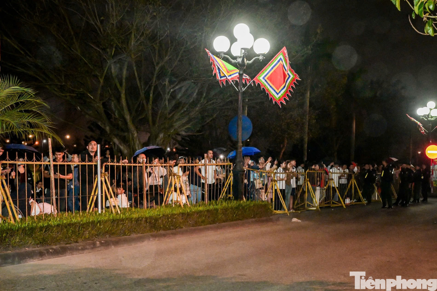 Người dân ùn ùn kéo vào đền Trần lúc nửa đêm- Ảnh 12.