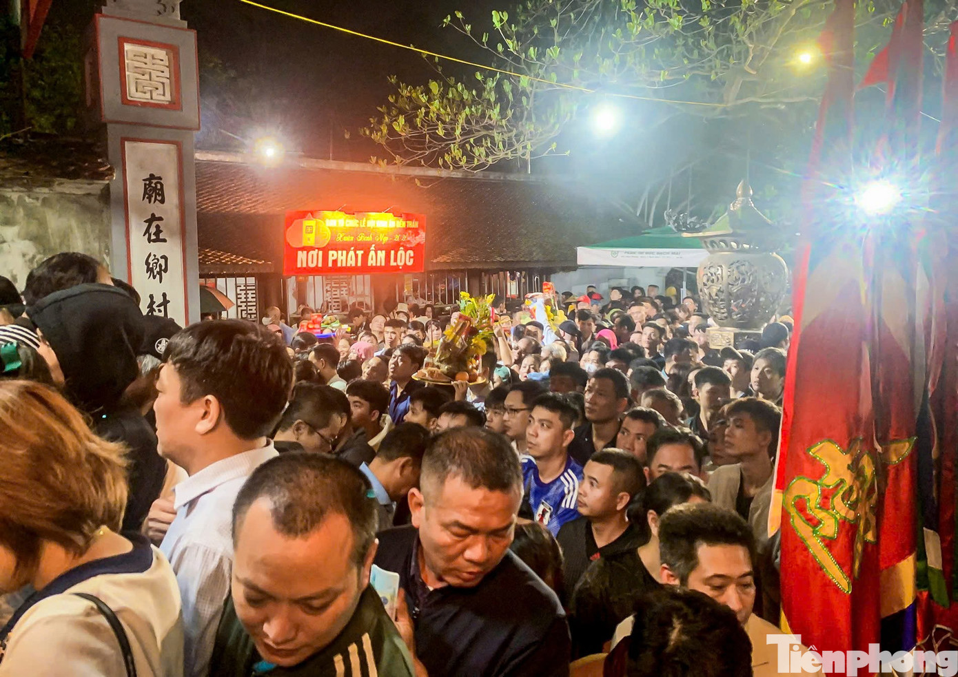 Người dân ùn ùn kéo vào đền Trần lúc nửa đêm- Ảnh 13.