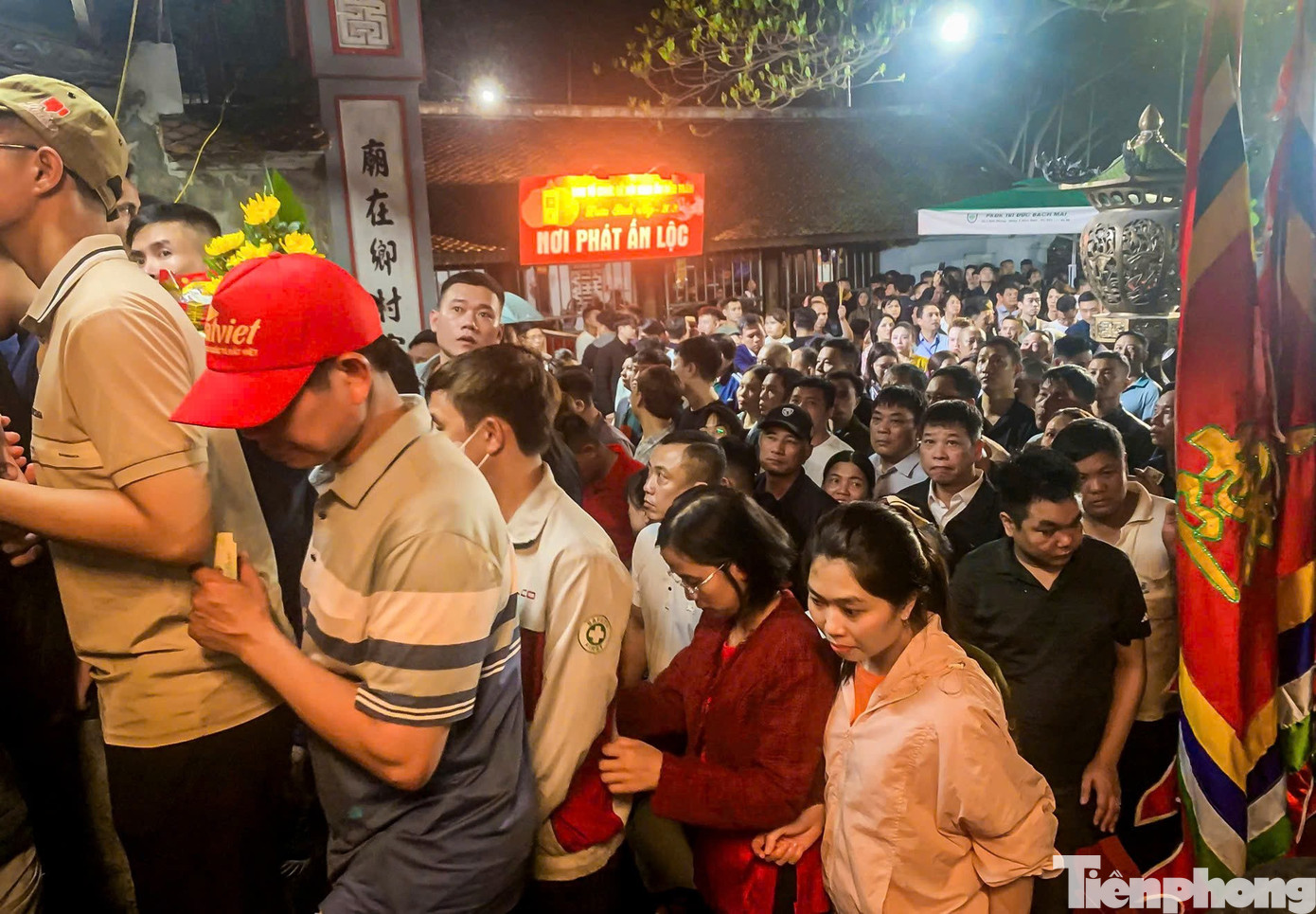 Người dân ùn ùn kéo vào đền Trần lúc nửa đêm- Ảnh 14.