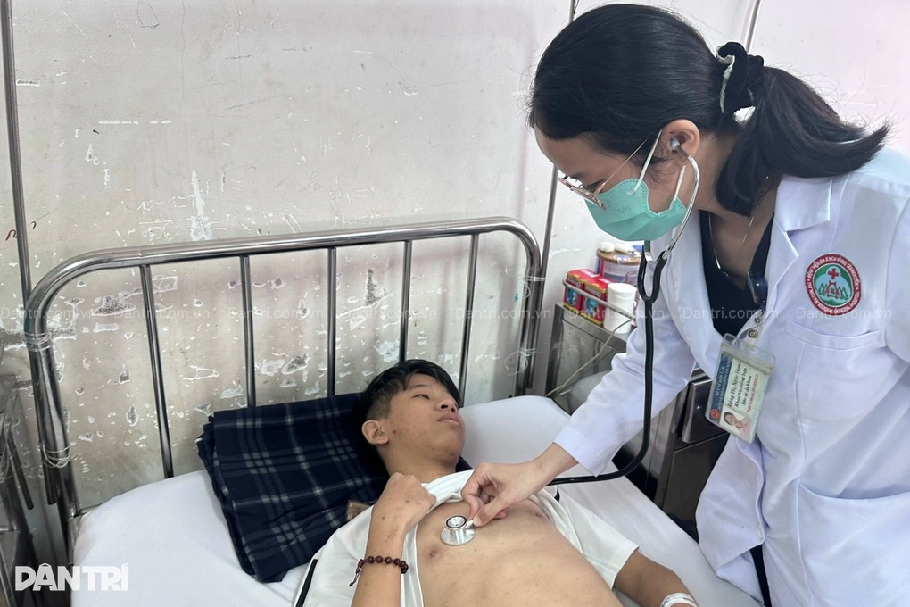 Bố mẹ nghèo khẩn cầu cho con trai duy nhất được sống - 5