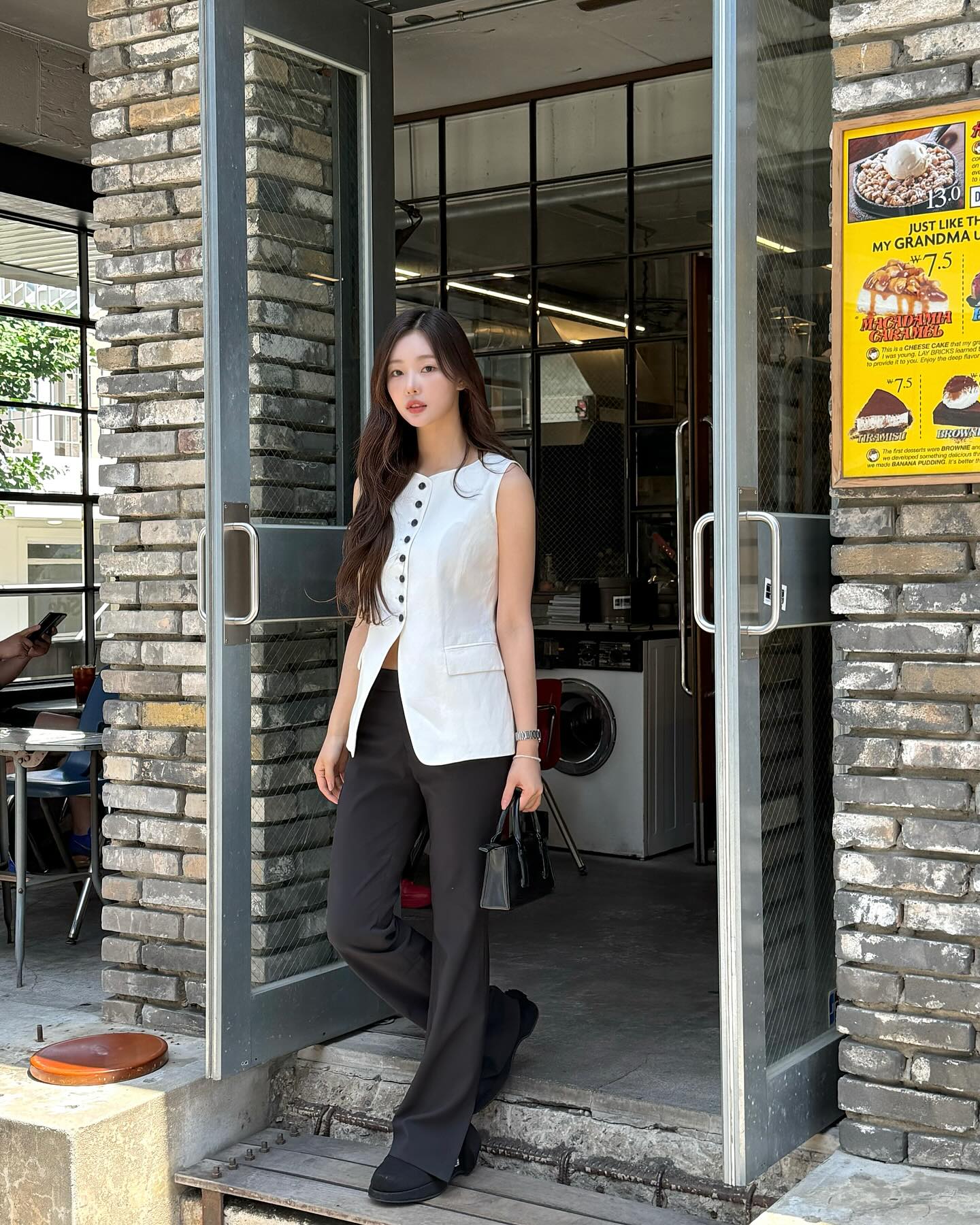 Vì sao nên mặc áo sáng màu trong mùa xuân hè: Ngắm 5 công thức tuyệt xinh này là chị em biết lý do- Ảnh 6.