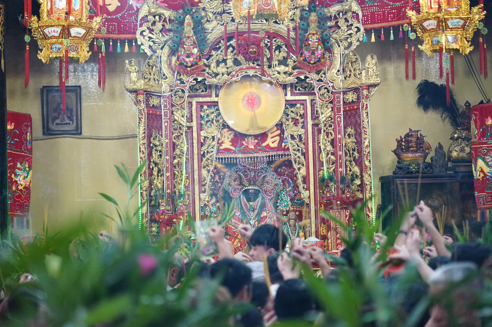 Cảnh tượng khó tin lúc nửa đêm ở Miếu Bà Thiên Hậu: Biển người chen chật kín vì một thứ trong lư hương- Ảnh 2. Cảnh tượng khó tin lúc nửa đêm ở Miếu Bà Thiên Hậu: Biển người chen chật kín vì một thứ trong lư hương- Ảnh 2.