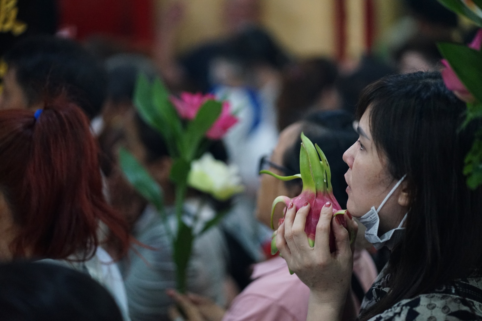 Cảnh tượng khó tin lúc nửa đêm ở Miếu Bà Thiên Hậu: Biển người chen chật kín vì một thứ trong lư hương- Ảnh 8. Cảnh tượng khó tin lúc nửa đêm ở Miếu Bà Thiên Hậu: Biển người chen chật kín vì một thứ trong lư hương- Ảnh 8.