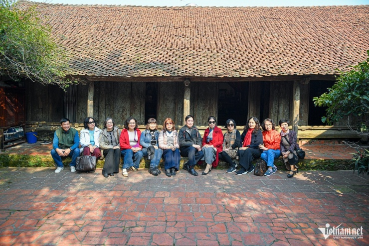 Xuyên không ở ngôi làng cổ Hà Nội, nơi thời gian như ngủ quên 3 Nhà cổ của gia đình ông Nguyễn Văn Hùng xây dựng từ năm 1649. Ngôi nhà lợp ngói mũi hài, xếp nhiều lớp, bền vững theo thời gian. Bên trong căn nhà bài trí nhiều đồ cổ có giá trị về mặt văn hóa, niên đại như: bình sứ, bát sứ, mâm đồng 3 chân...