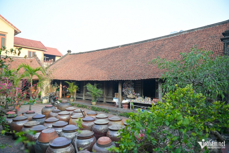 Xuyên không ở ngôi làng cổ Hà Nội, nơi thời gian như ngủ quên 4 Nhà cổ của gia đình ông Thể hơn 300 năm tuổi với khoảng sân đầy ắp những chum tương nếp - đặc sản Đường Lâm. Căn nhà có 7 gian, 2 dĩ, mái lợp ngói ri, nền gạch nung, tường đá ong mộc mạc