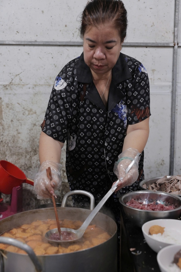 Quán bún bò ăn với cơm nguội 30 năm ở Huế 3 Quán bún bò ăn với cơm nguội 30 năm ở Huế - 2