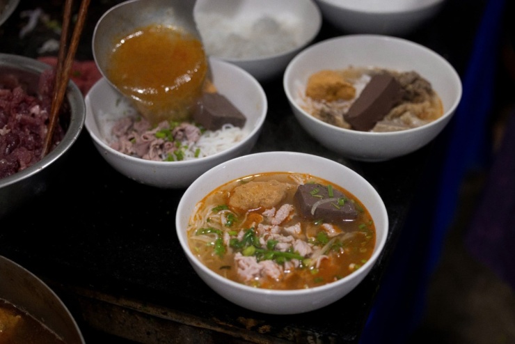 Quán bún bò ăn với cơm nguội 30 năm ở Huế 4 Quán bún bò ăn với cơm nguội 30 năm ở Huế - 3