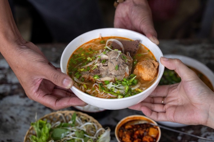 Quán bún bò ăn với cơm nguội 30 năm ở Huế 5 Quán bún bò ăn với cơm nguội 30 năm ở Huế - 4