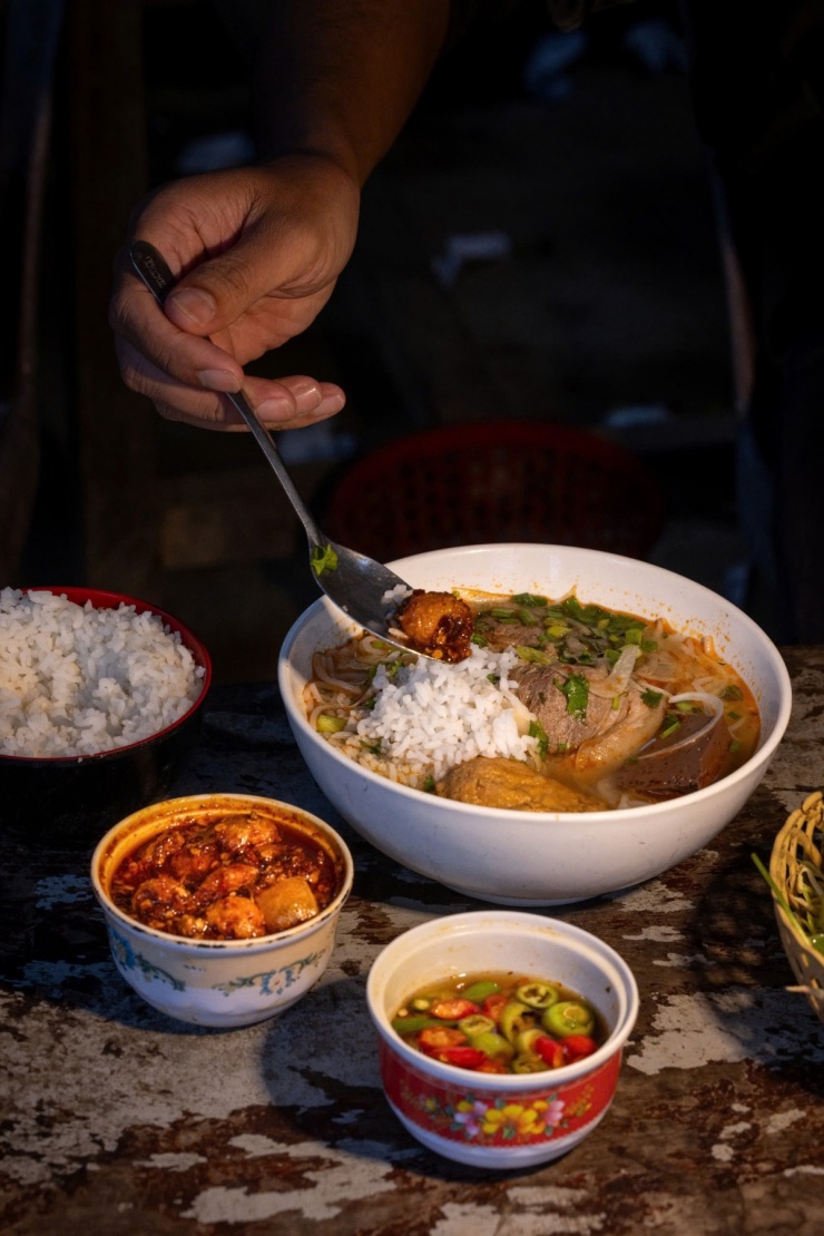 Quán bún bò ăn với cơm nguội 30 năm ở Huế 6 Quán bún bò ăn với cơm nguội 30 năm ở Huế - 5