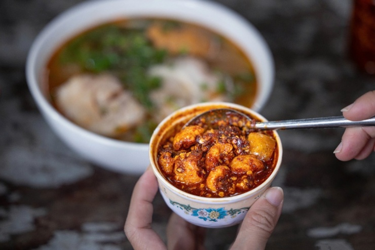 Quán bún bò ăn với cơm nguội 30 năm ở Huế 7 Quán bún bò ăn với cơm nguội 30 năm ở Huế - 6