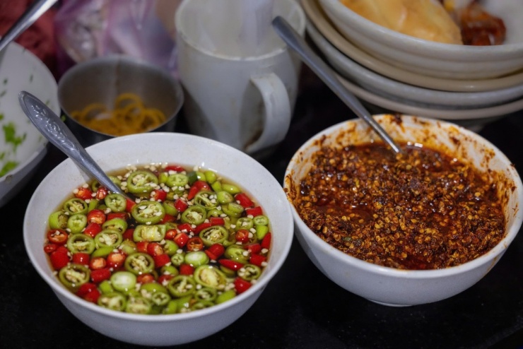 Quán bún bò ăn với cơm nguội 30 năm ở Huế 8 Quán bún bò ăn với cơm nguội 30 năm ở Huế - 7