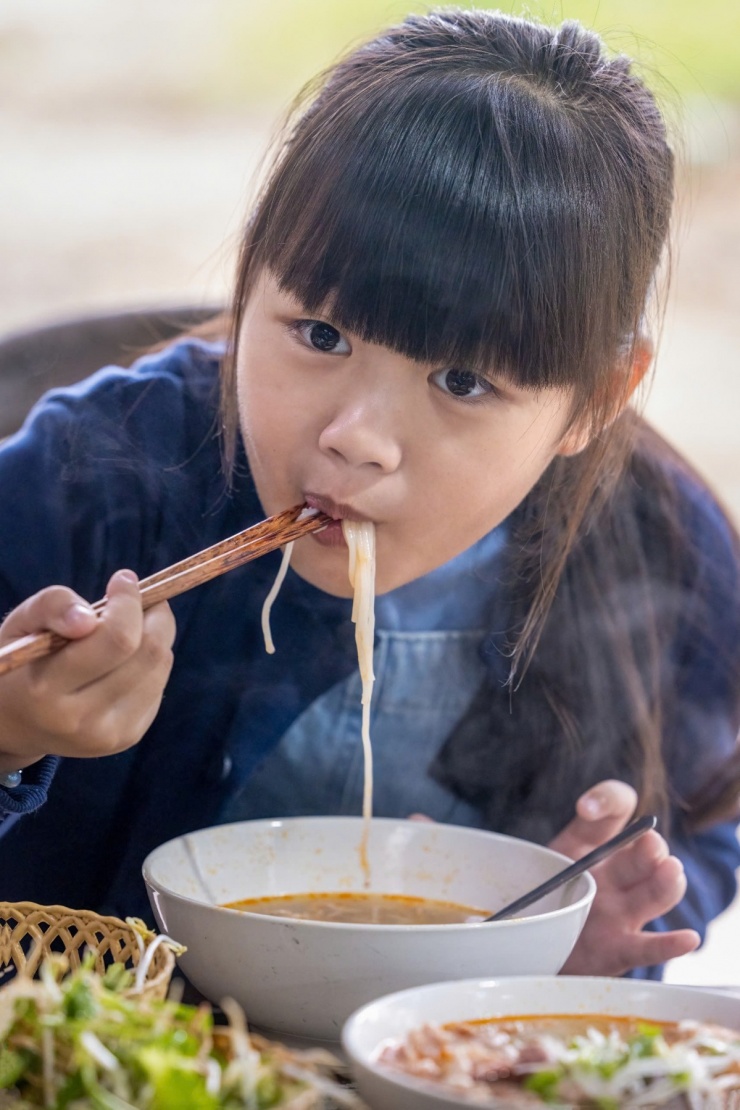 Quán bún bò ăn với cơm nguội 30 năm ở Huế 9 Quán bún bò ăn với cơm nguội 30 năm ở Huế - 8