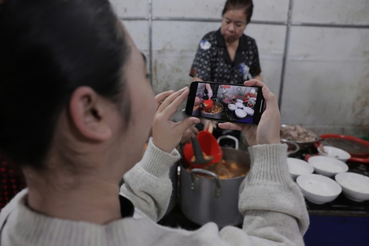 Quán bún bò ăn với cơm nguội 30 năm ở Huế 10 Quán bún bò ăn với cơm nguội 30 năm ở Huế - 9