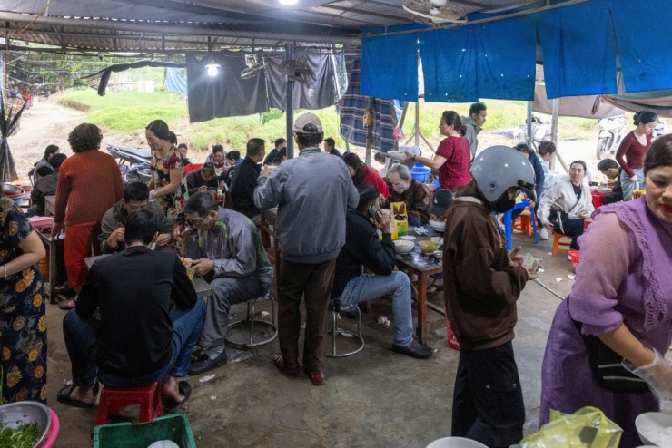 Quán bún bò ăn với cơm nguội 30 năm ở Huế 11 Quán bún bò ăn với cơm nguội 30 năm ở Huế - 10