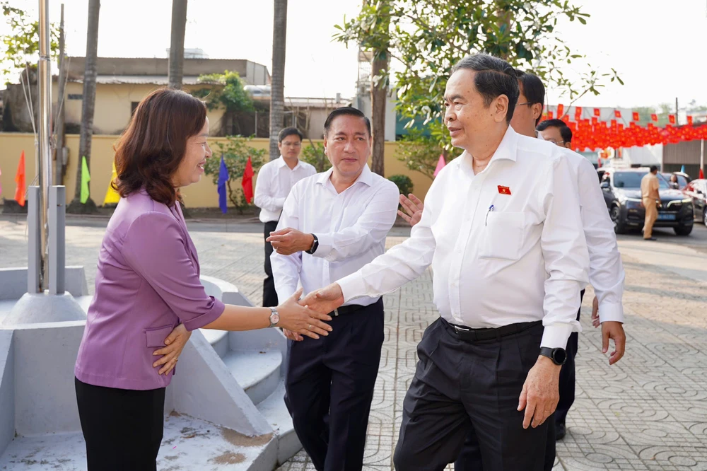 Chủ tịch Quốc hội Trần Thanh Mẫn gặp gỡ cán bộ, cử tri trước hội nghị. Ảnh: THUẬN VĂN chu-tich-quoc-hoi-tran-thanh-man-6.jpg