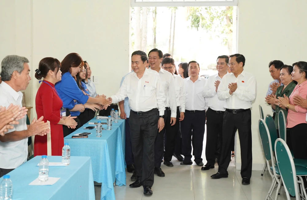 Chủ tịch Quốc hội Trần Thanh Mẫn gặp gỡ cử tri trước hội nghị. Ảnh: THUẬN VĂN chu-tich-quoc-hoi-tran-thanh-man-7.jpg