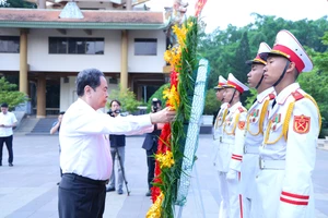 Chủ tịch Quốc hội Trần Thanh Mẫn dâng hương tại đền Bến Dược, TP.HCM