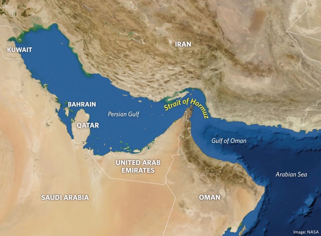 Iran đóng Eo biển Hormuz, dọa bắn bất cứ tàu nào đi qua - 2