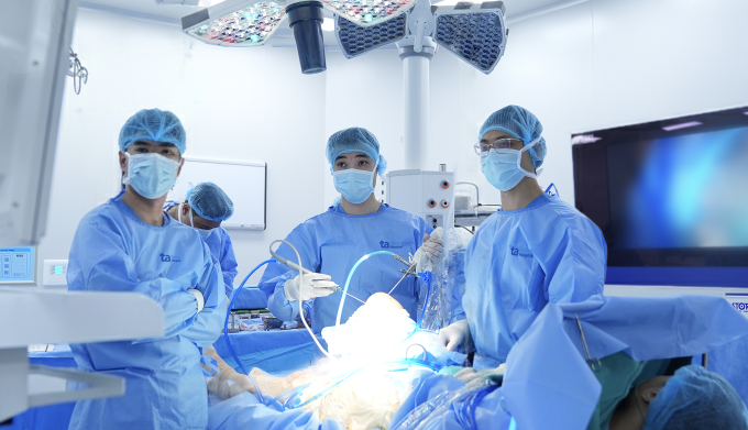 Bác sĩ Quyền ghép sụn chêm tái tạo cho Quang. Ảnh: Bệnh viện Đa khoa Tâm Anh