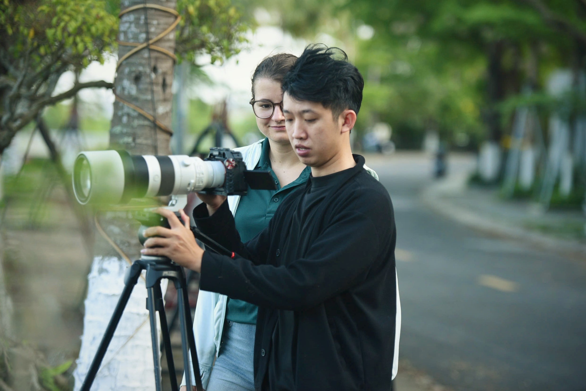 Ngắm đàn cò về kiếm ăn bên sông Hàn, giữa trung tâm Đà Nẵng - Ảnh 10.