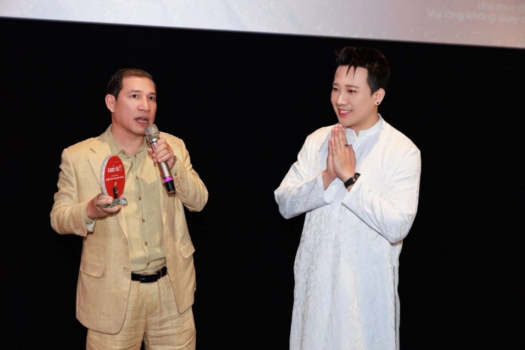 Trấn Thành và NSƯT Quang Thắng giao lưu với khán giả phim Thỏ ơi!!. Ảnh: FBNV