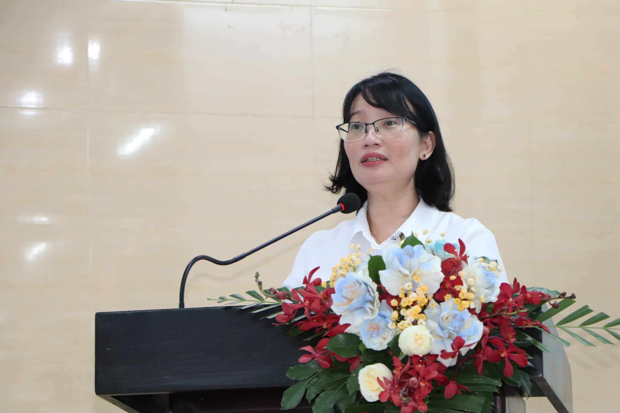 Ứng viên ĐBQH tại TPHCM tiếp xúc cử tri cam kết giải quyết vấn đề thiết thực - Ảnh 2. Ứng viên ĐBQH tại TPHCM tiếp xúc cử tri cam kết giải quyết vấn đề thiết thực - Ảnh 2.