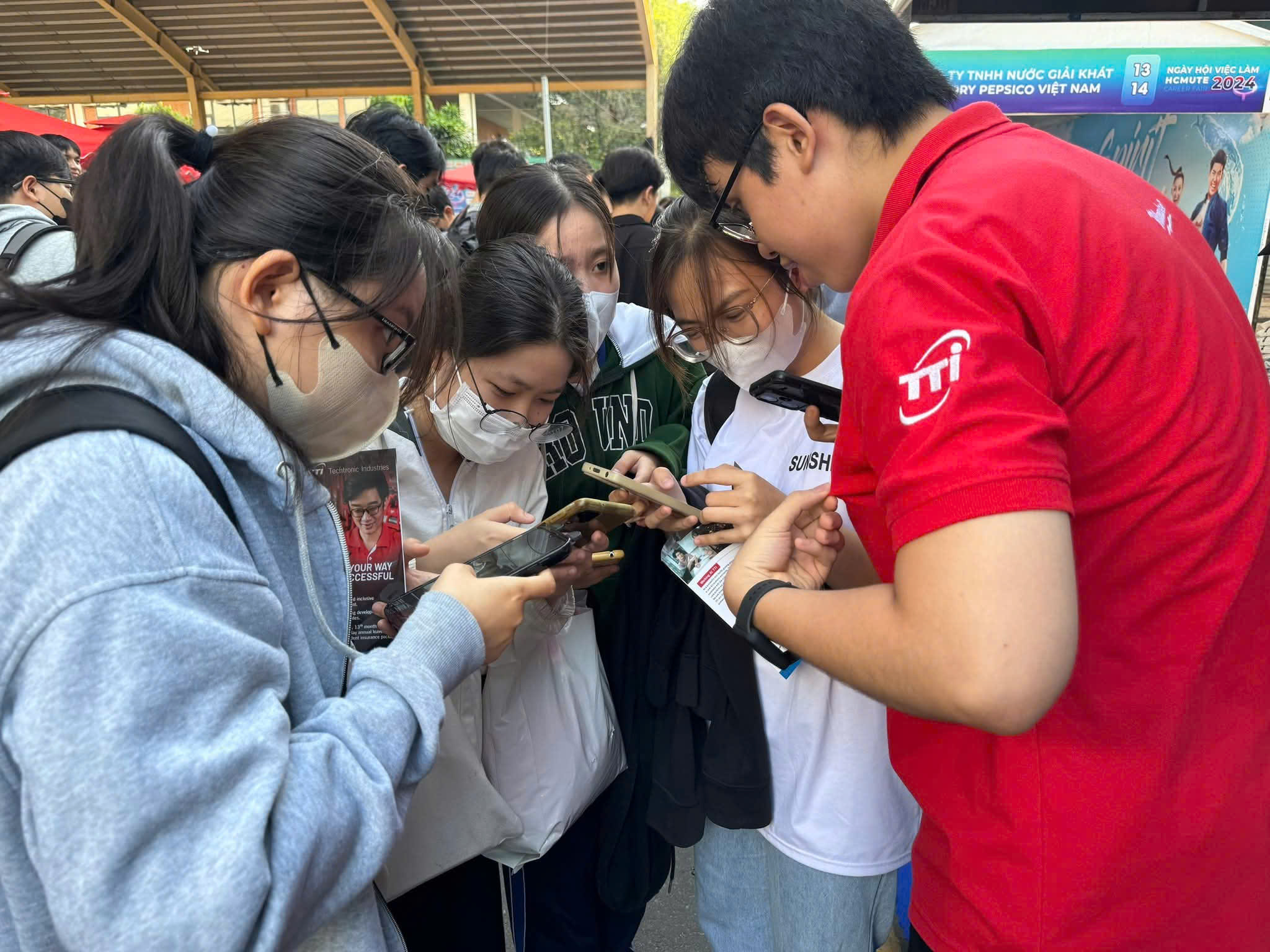 Doanh nghiệp "tung chiêu" thu hút công nhân sau Tết 2 Doanh nghiệp