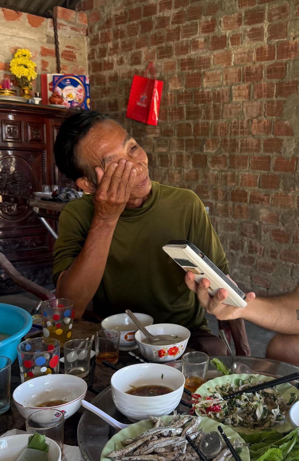 Được rủ về nhà ăn sáng, khách Tây nói một câu khiến gia chủ bật khóc - 2