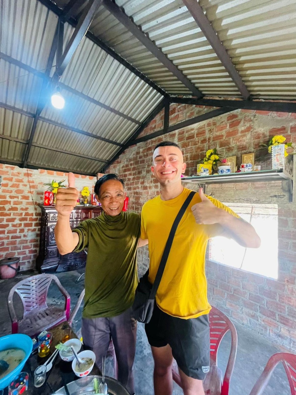 Được rủ về nhà ăn sáng, khách Tây nói một câu khiến gia chủ bật khóc - 3