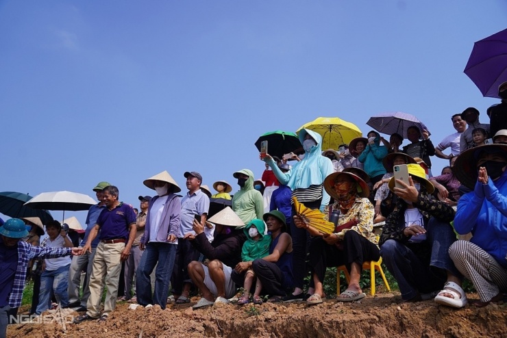 Trai tráng xứ Đoài xuống sông dập sào bắt cá 6 Trai tráng xứ Đoài xuống sông 'dập sào bắt cá' - 5