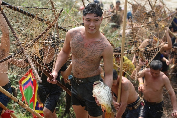 Trai tráng xứ Đoài xuống sông dập sào bắt cá 8 Trai tráng xứ Đoài xuống sông 'dập sào bắt cá' - 7