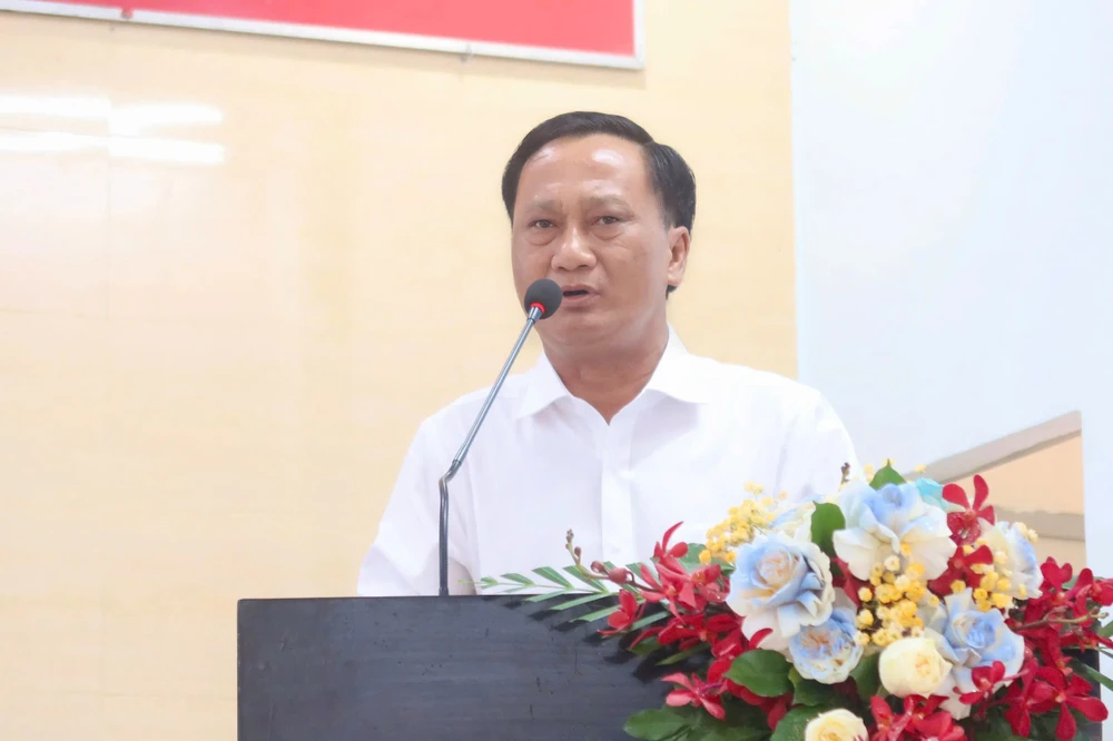 Ứng viên ĐBQH Hà Hải phát biểu về chương trình hành động tại buổi tiếp xúc cử tri. Ảnh: TRẦN MINH ha-hai-tra-loi.jpg