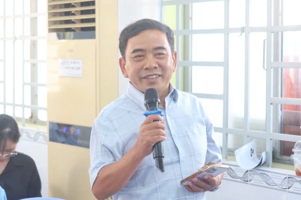 Một cử tri đặt câu hỏi với ứng viên Hà Hải. Ảnh: TRẦN MINH. ha-hai-hoi.jpg