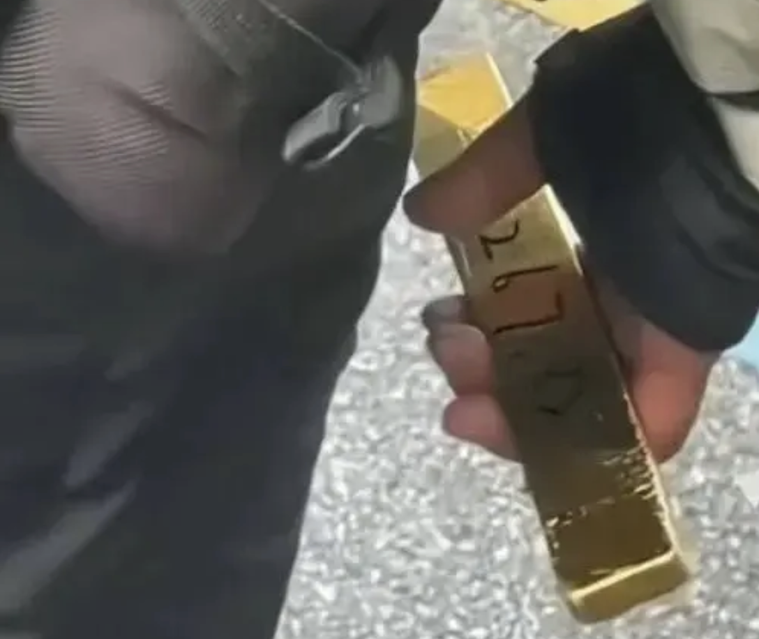 Phát hiện một vali đầy vàng trị giá hơn 17 tỷ đồng nằm chơ vơ giữa nơi nghìn người qua lại: Cảnh sát mở cuộc điều tra khẩn- Ảnh 3.