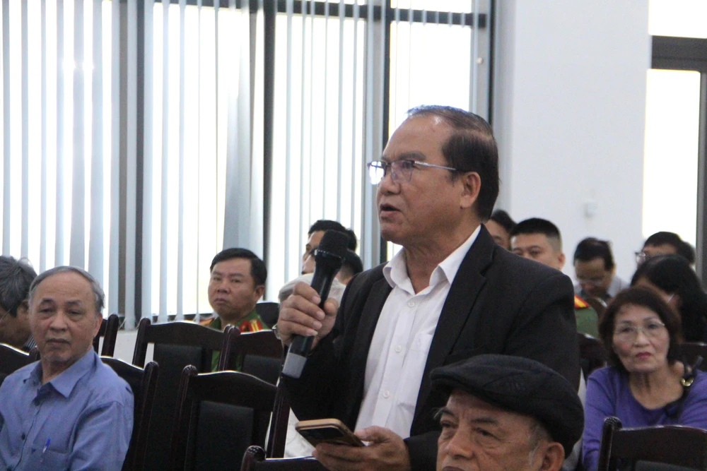 Cử tri Nguyễn Xuân Huề phát biểu. Ảnh: TẤN VIỆT da-nang-1.JPG