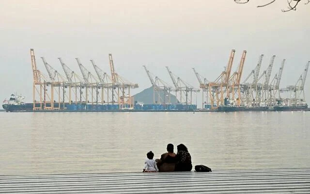 Eo biển Hormuz nhìn từ Các Tiểu Vương quốc Ả Rập Thống nhất vào tháng 2. Ảnh: AFP Kinh-te-anh-huong-do-xung-dot-My-Israel-Iran.jpg