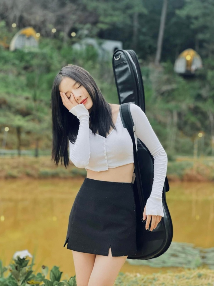 Gu mặc tôn eo của nữ chính Thỏ ơi 3 Nhiều năm trong showbiz, LyLy xây dựng hình ảnh tươi trẻ với gu mặc phù hợp lứa tuổi.