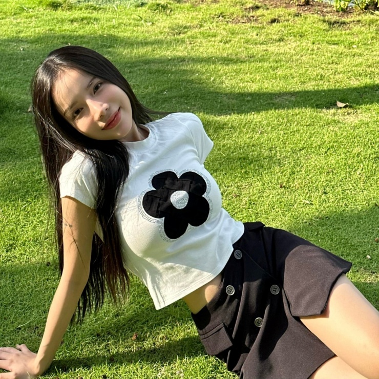 Gu mặc tôn eo của nữ chính Thỏ ơi 5 Ca sĩ thích váy áo đơn sắc, tiết chế phụ kiện. Trang phục tông đen được cô tận dụng tạo hiệu ứng thị giác, làm nổi bật vòng hai.