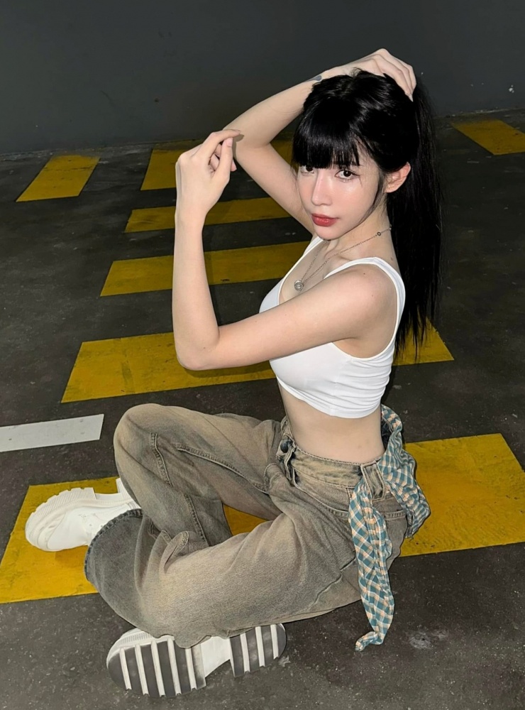 Gu mặc tôn eo của nữ chính Thỏ ơi 8 Ca sĩ thường chọn các phụ kiện đi kèm gồm giày thể thao, mũ lưỡi trai, khăn hoặc mắt kính.