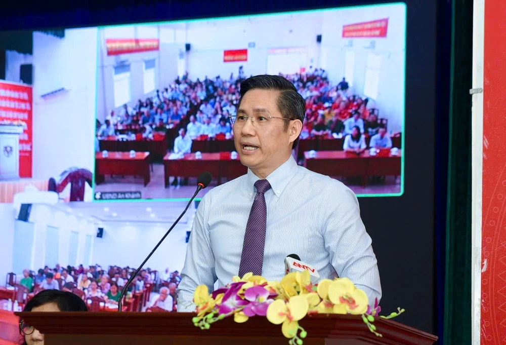 LS Nguyễn Hải Nam, Phó chủ tịch Liên đoàn Luật sư Việt Nam, Phó chủ nhiệm Đoàn luật sư TP.HCM trình bày chương trình hành động. Ảnh: TRẦN LINH tiep-xuc-cu-tri-LSS-nguyen-hai-nam.jpg