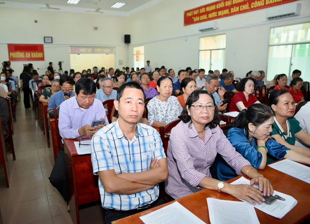 Cử tri tham dự buổi tiếp xúc sáng 3-3. Ảnh: TRẦN LINH tiep-xuc-cu-tri-LSS-nguyen-hai-nam 2.jpg