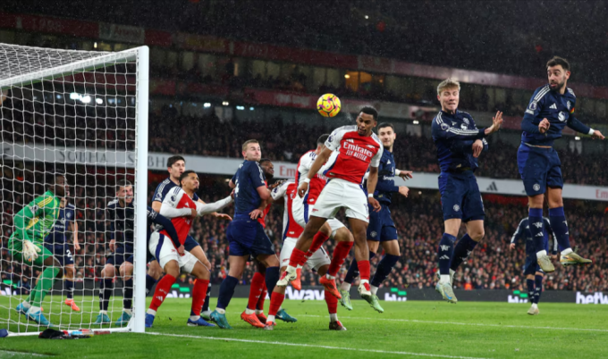 Jurrien Timber đánh đầu ghi bàn cho Arsenal, trong trận đấu với Man Utd ở Ngoại hạng Anh trên sân Emirates, London, Anh ngày 4/12/2024. Ảnh: Reuters
