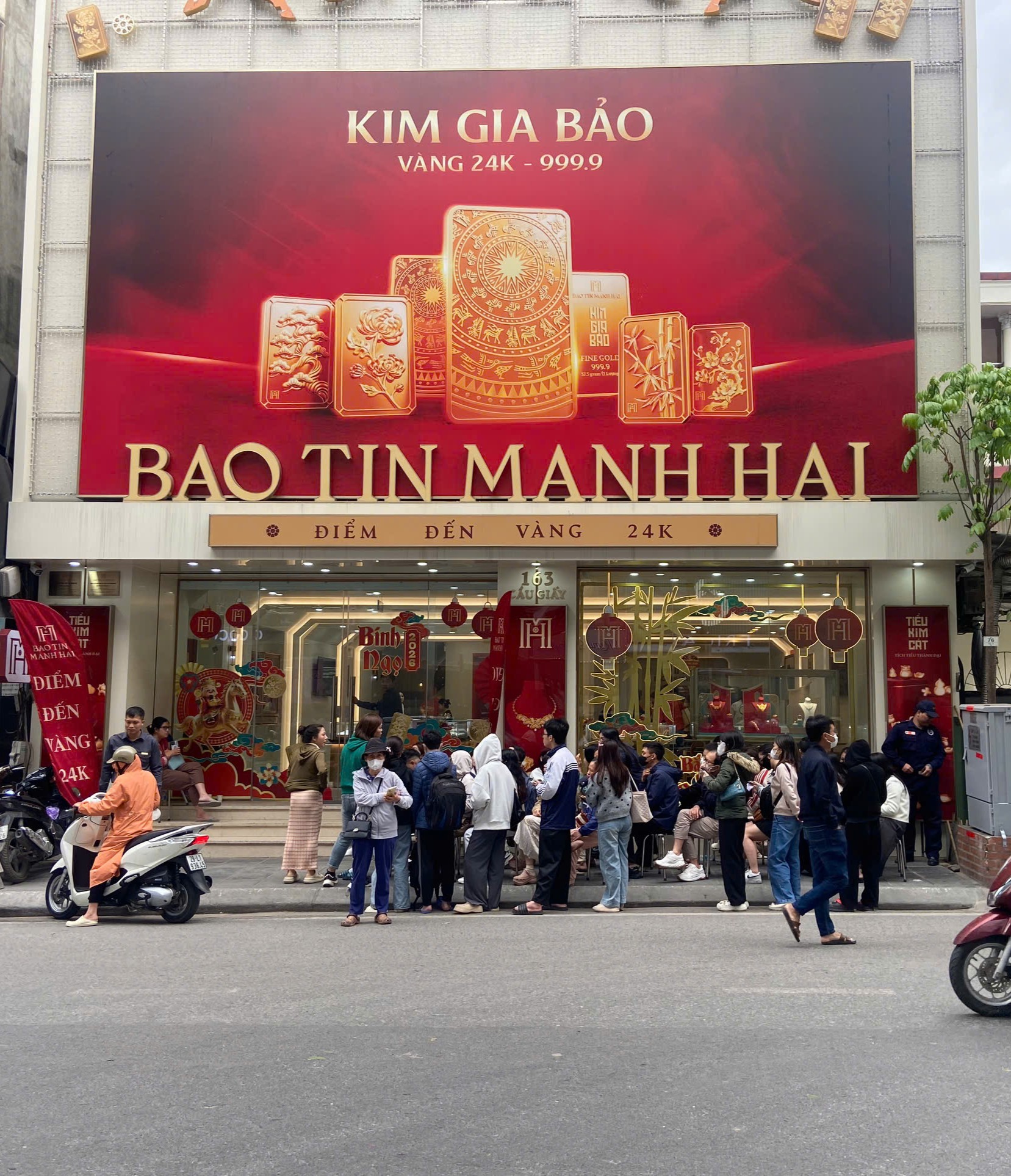 Giá vàng hơn 18,9 triệu đồng/chỉ: Người trẻ vẫn xếp hàng mua vàng bằng được, có người phải về tay không vì 1 lý do- Ảnh 3.