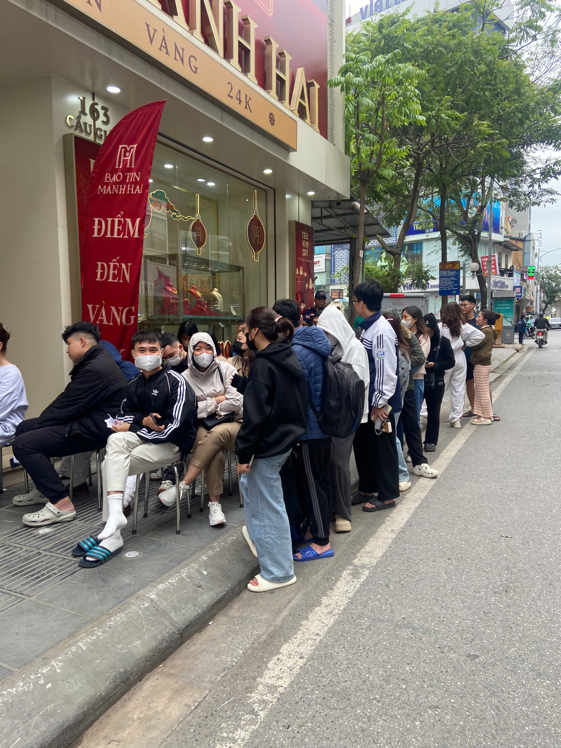 Giá vàng hơn 18,9 triệu đồng/chỉ: Người trẻ vẫn xếp hàng mua vàng bằng được, có người phải về tay không vì 1 lý do- Ảnh 4.