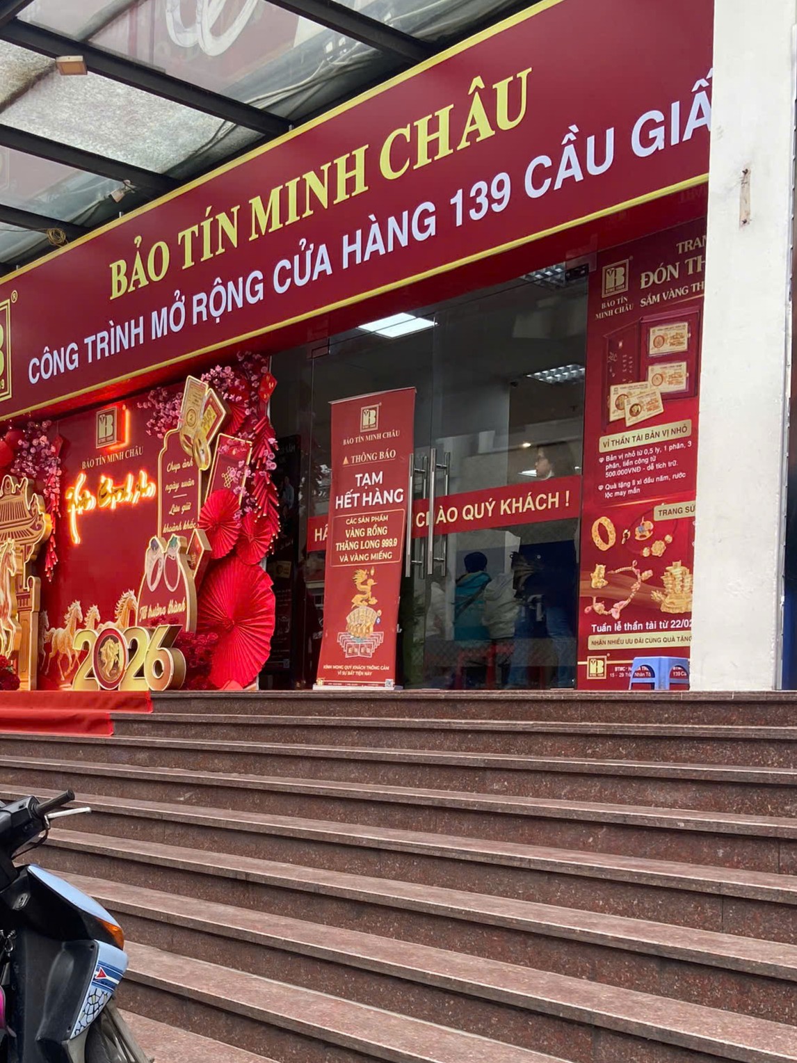 Giá vàng hơn 18,9 triệu đồng/chỉ: Người trẻ vẫn xếp hàng mua vàng bằng được, có người phải về tay không vì 1 lý do- Ảnh 5.