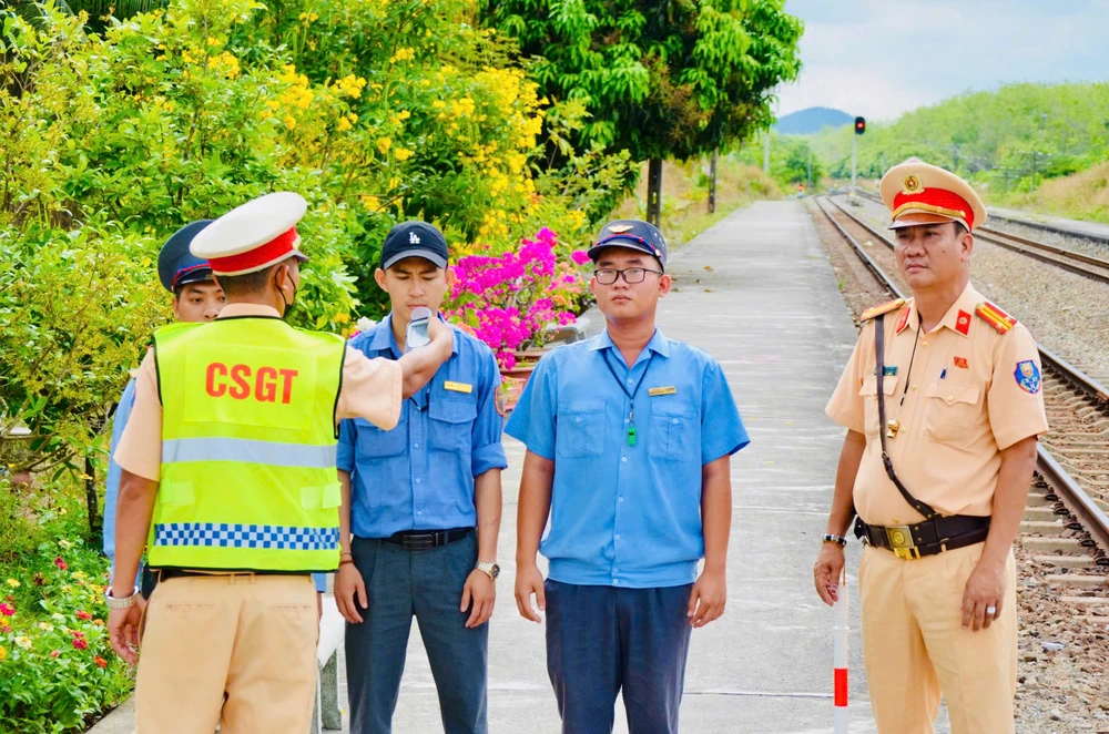 CSGT kiểm tra nồng độ cồn đối với cán bộ, nhân viên ga Suối Kiết. ga-suoi-kiet (2).jpg